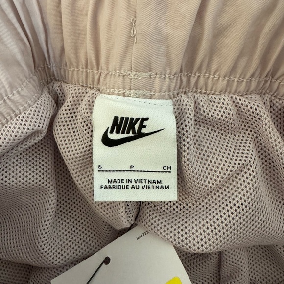 NWT! Women’s Nike loose fit high rise lined pocket shorts light pink Small - Picture 6 of 7